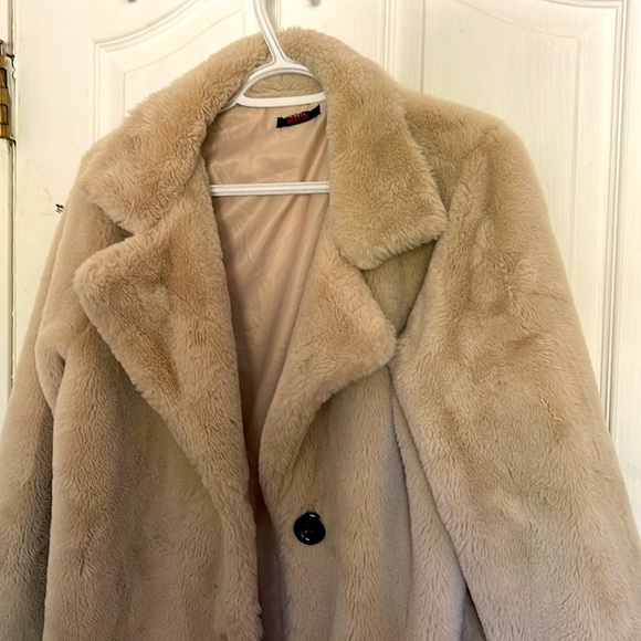 Fluffy, fur jacket perfect for fall and winter! 3 black buttons, 2 pockets! - Picture 2 of 3